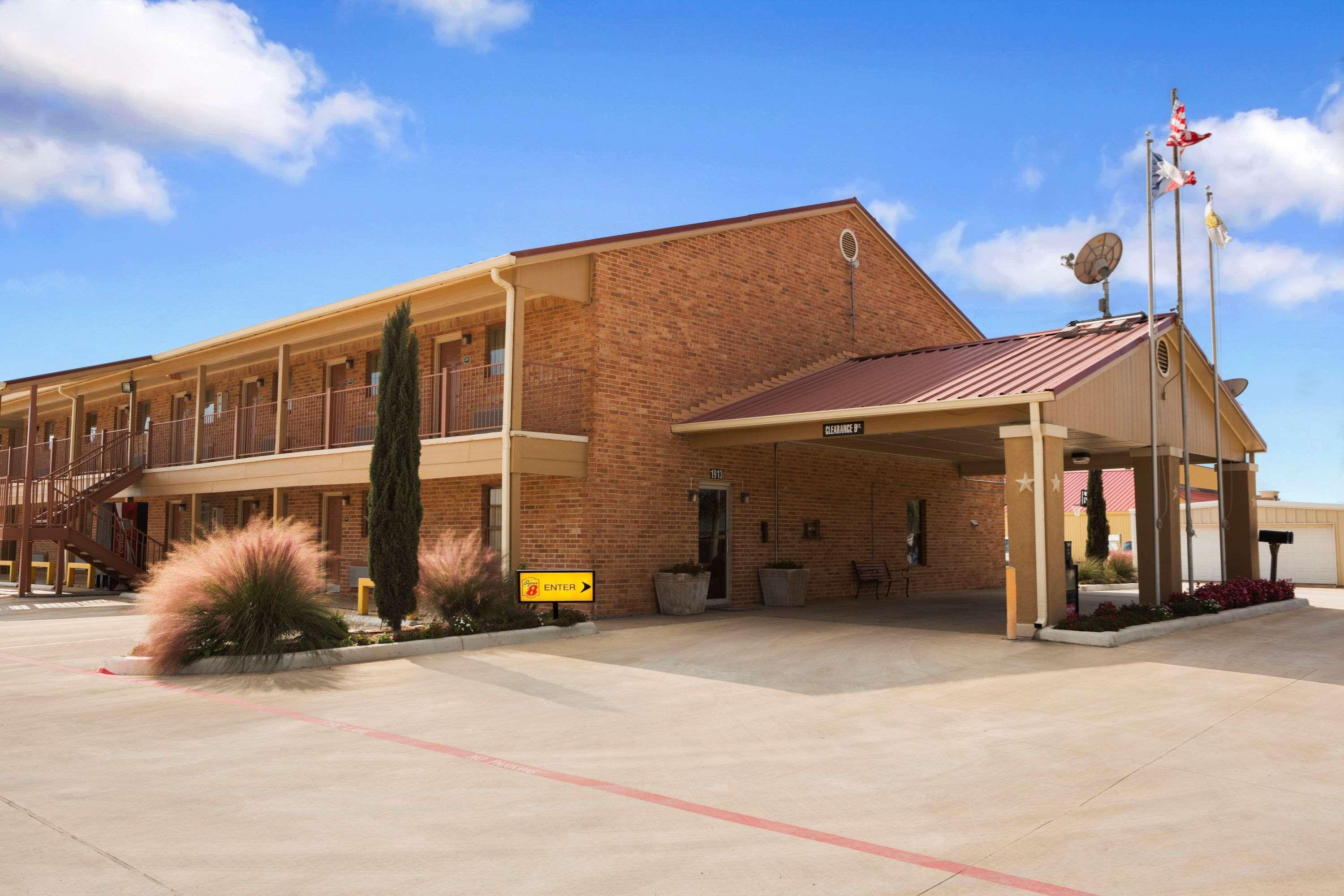 Super 8 By Wyndham Pleasanton Motell Exteriör bild