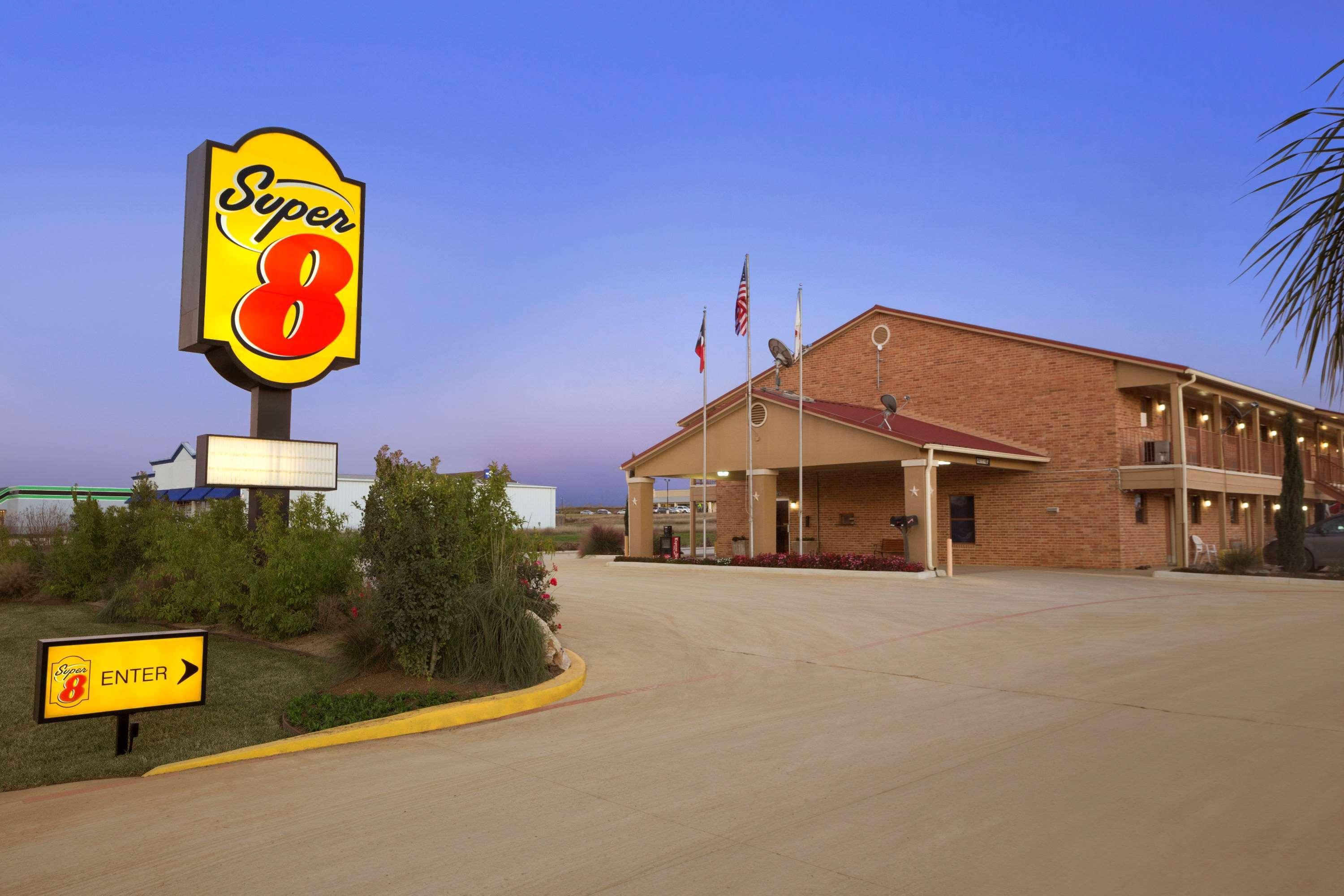 Super 8 By Wyndham Pleasanton Motell Exteriör bild