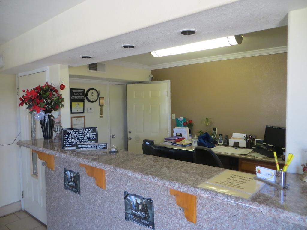 Super 8 By Wyndham Pleasanton Motell Exteriör bild