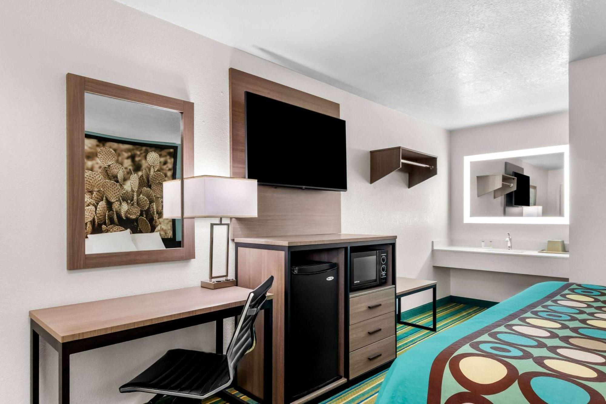 Super 8 By Wyndham Pleasanton Motell Exteriör bild
