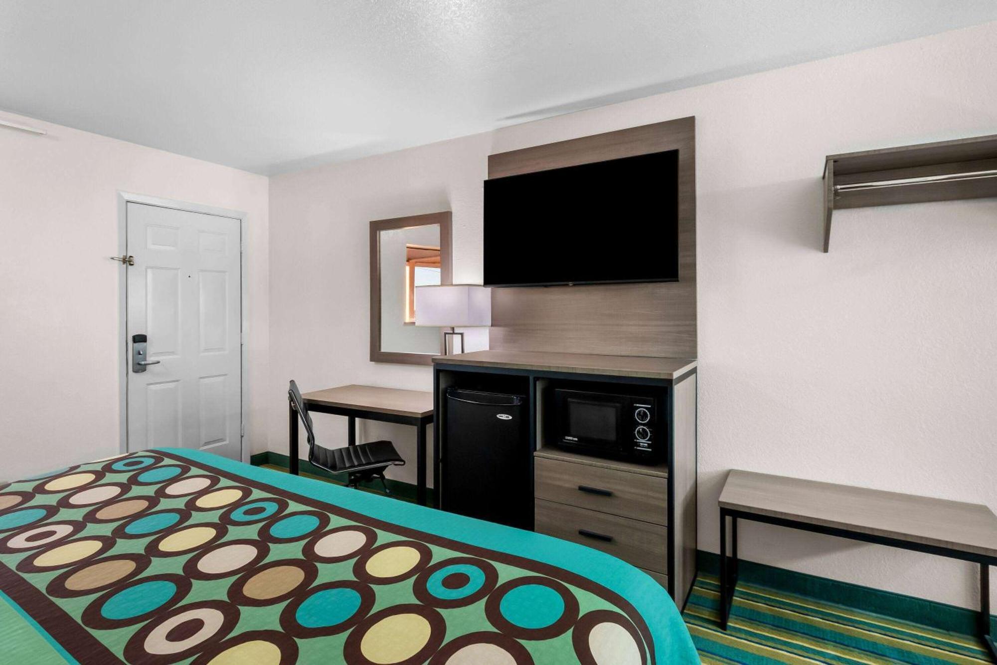 Super 8 By Wyndham Pleasanton Motell Exteriör bild