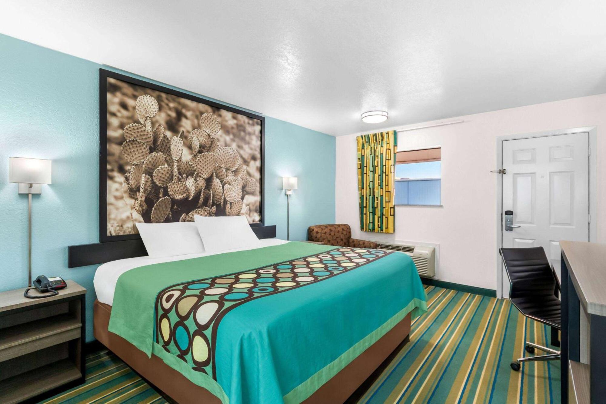 Super 8 By Wyndham Pleasanton Motell Exteriör bild