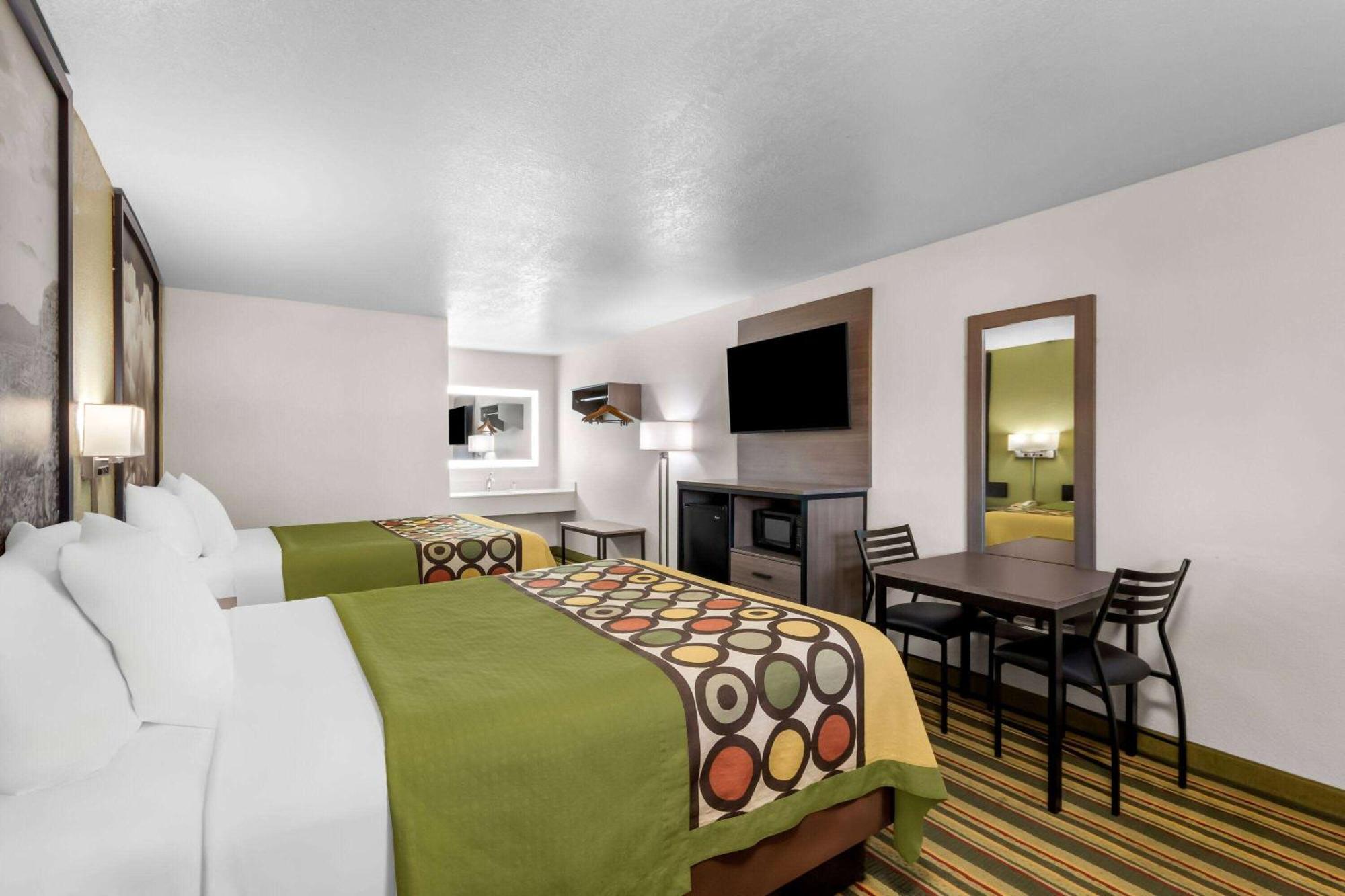 Super 8 By Wyndham Pleasanton Motell Exteriör bild