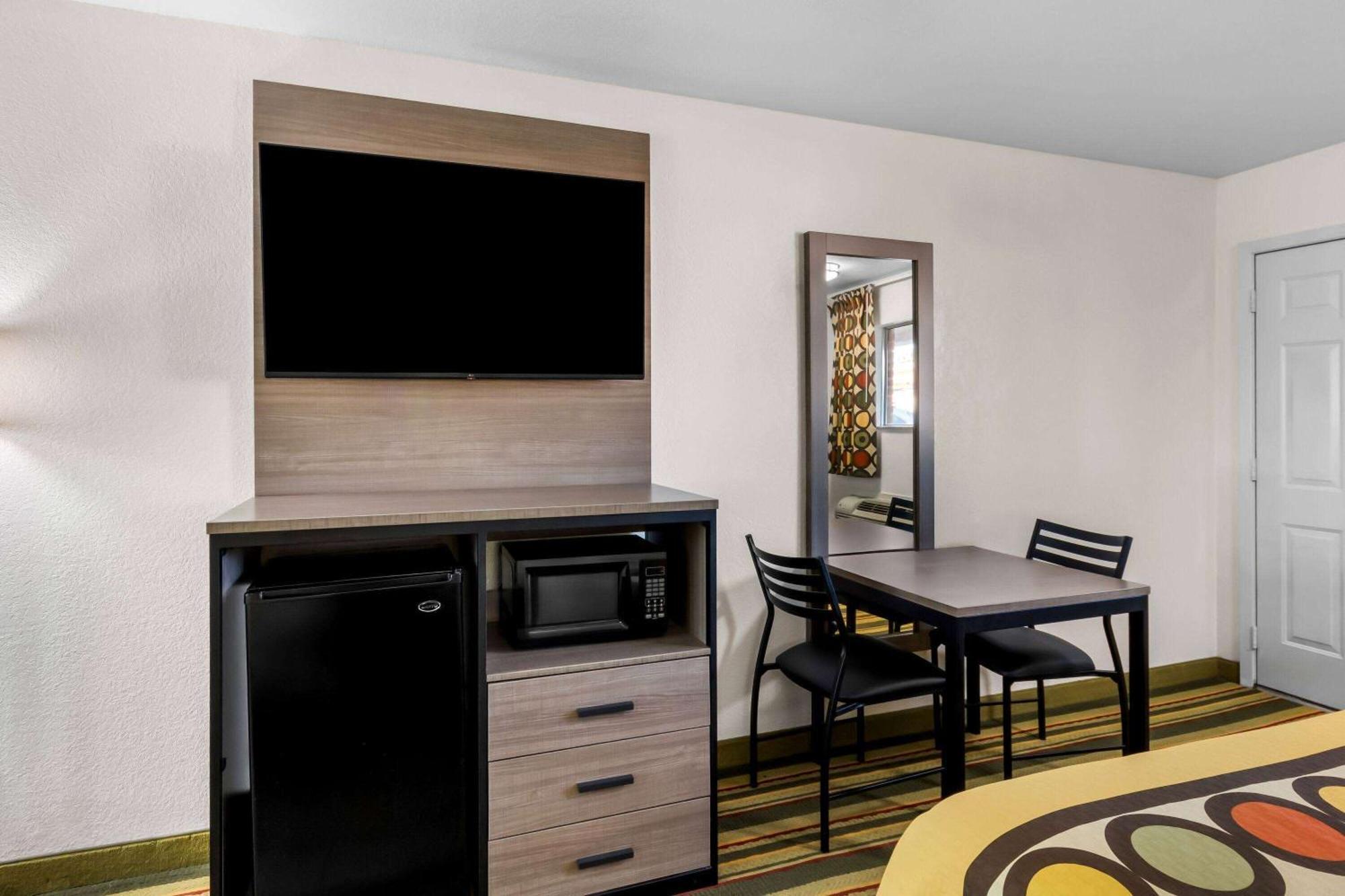 Super 8 By Wyndham Pleasanton Motell Exteriör bild