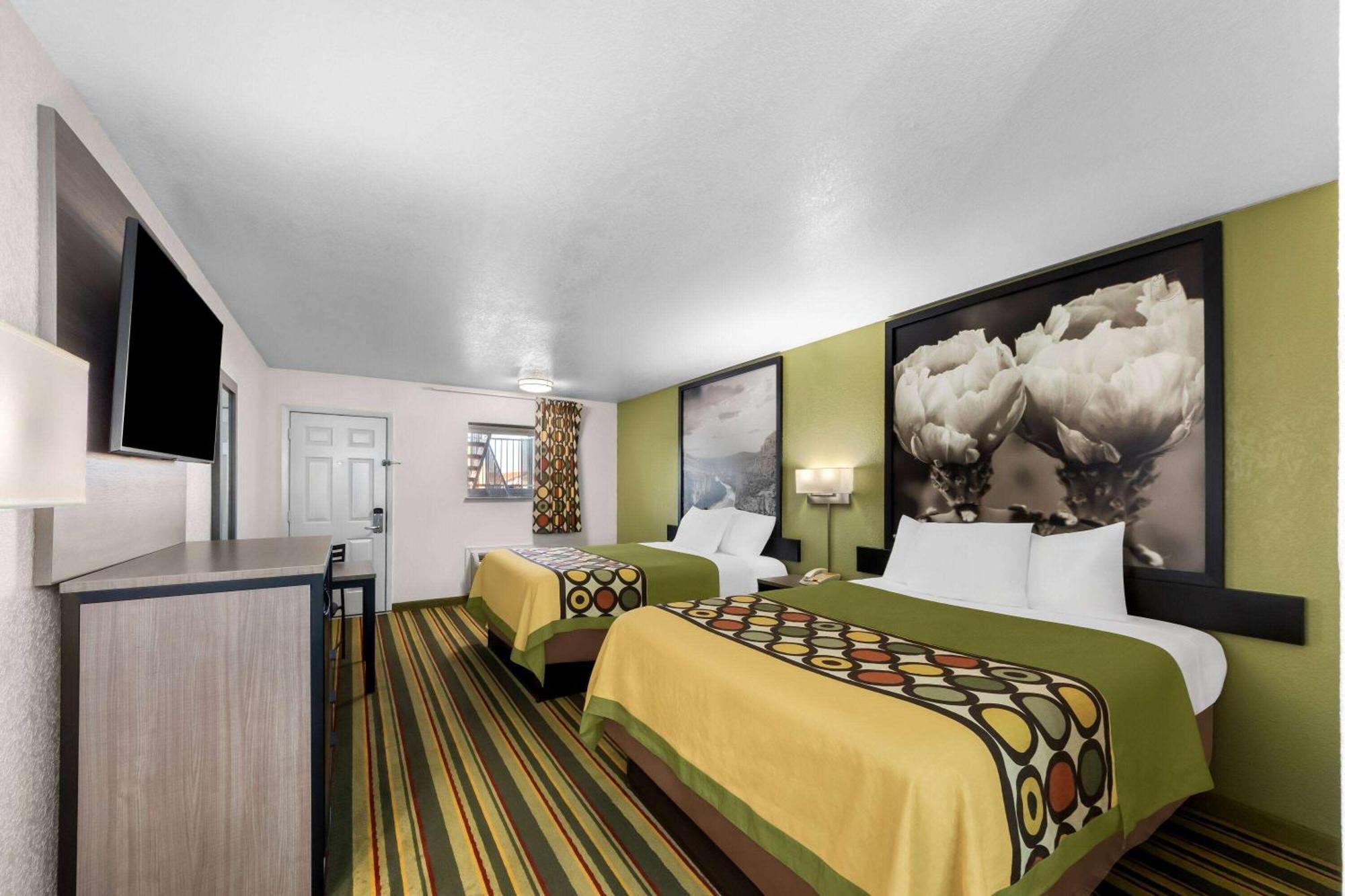 Super 8 By Wyndham Pleasanton Motell Exteriör bild