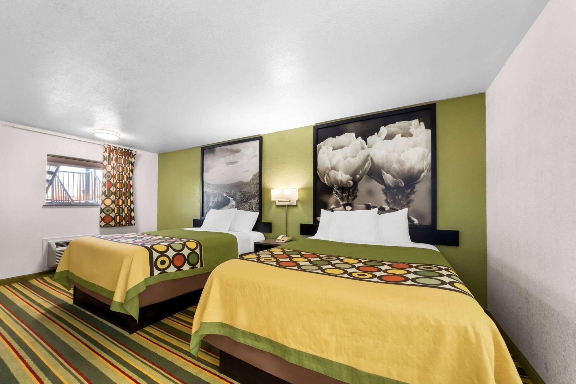 Super 8 By Wyndham Pleasanton Motell Exteriör bild