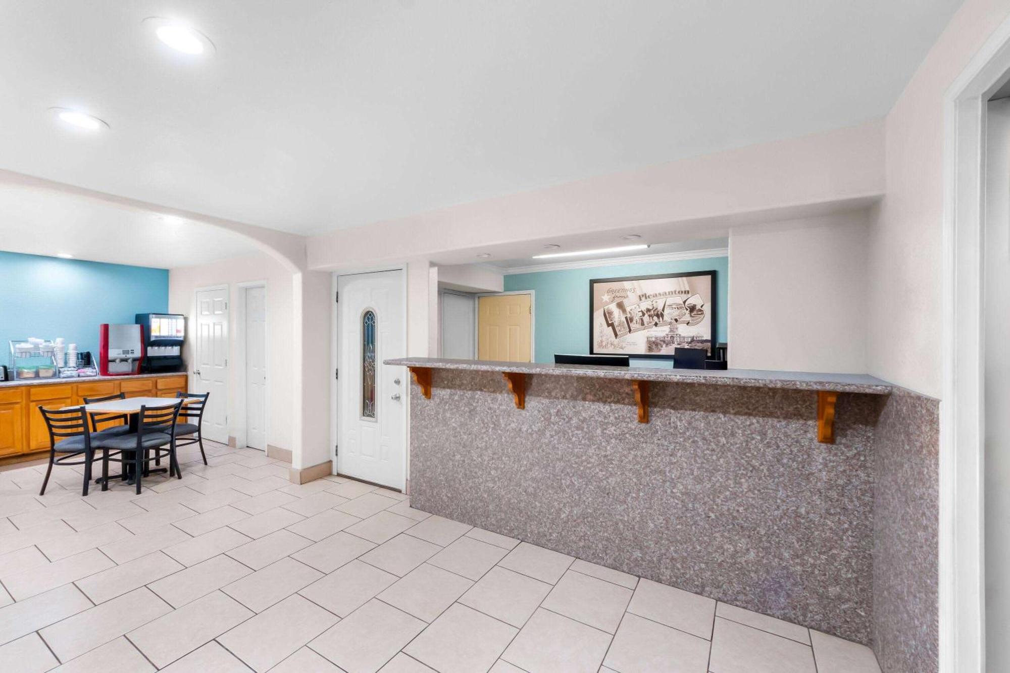 Super 8 By Wyndham Pleasanton Motell Exteriör bild