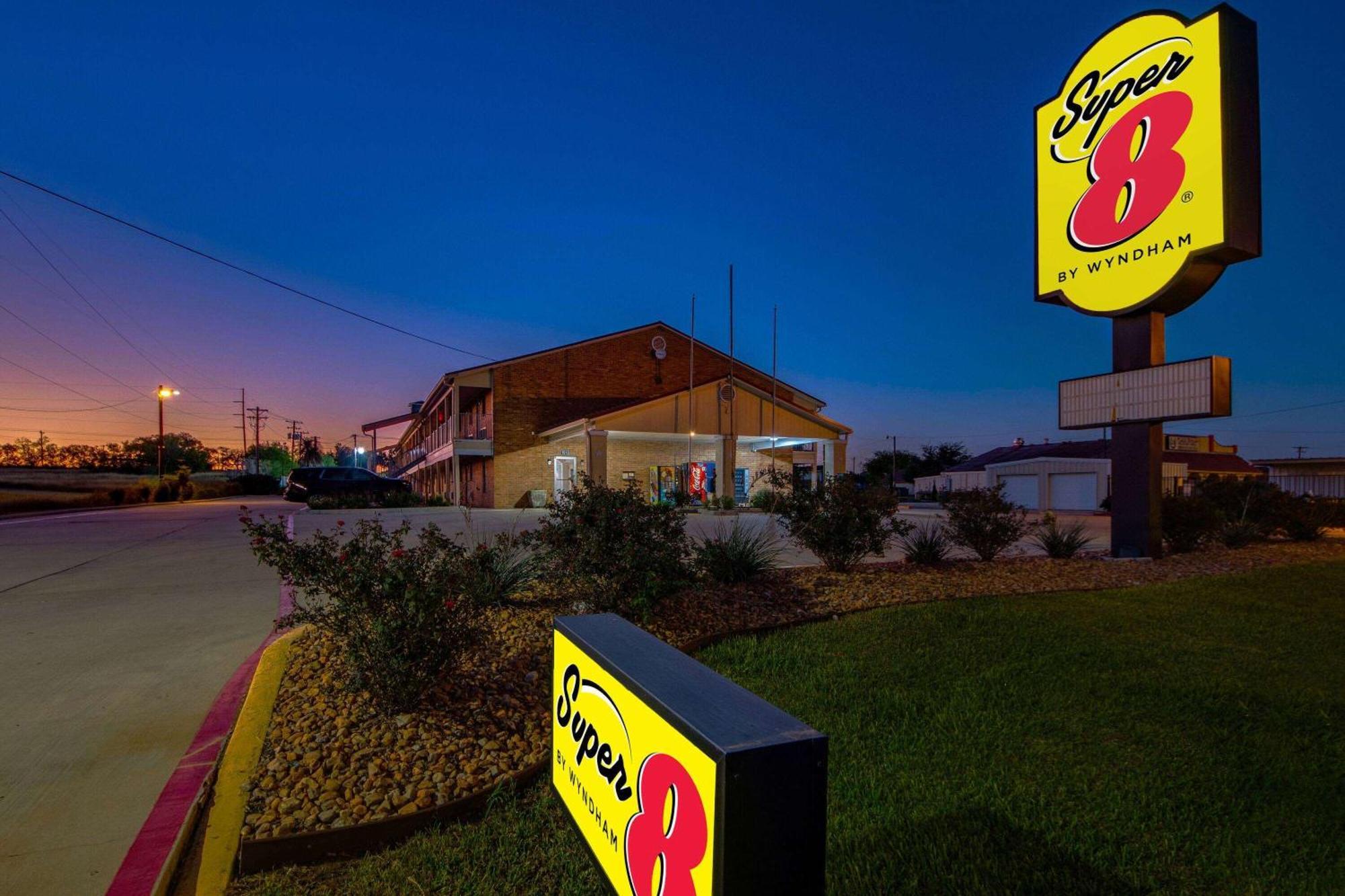 Super 8 By Wyndham Pleasanton Motell Exteriör bild