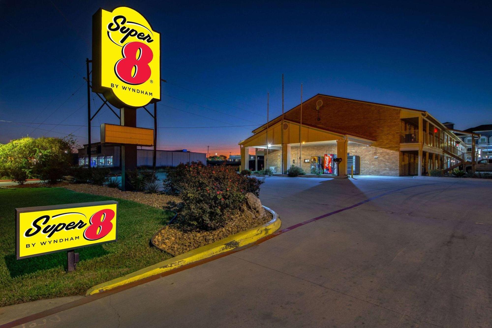 Super 8 By Wyndham Pleasanton Motell Exteriör bild