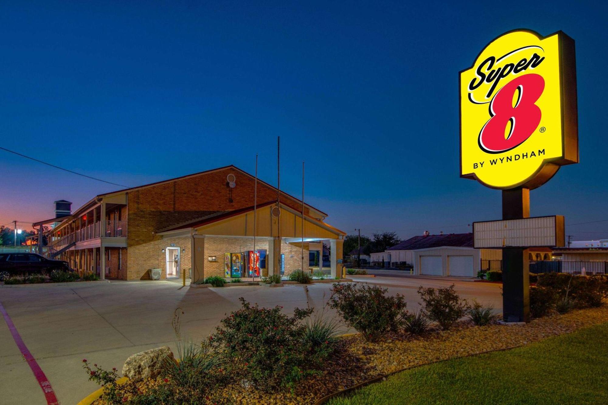 Super 8 By Wyndham Pleasanton Motell Exteriör bild