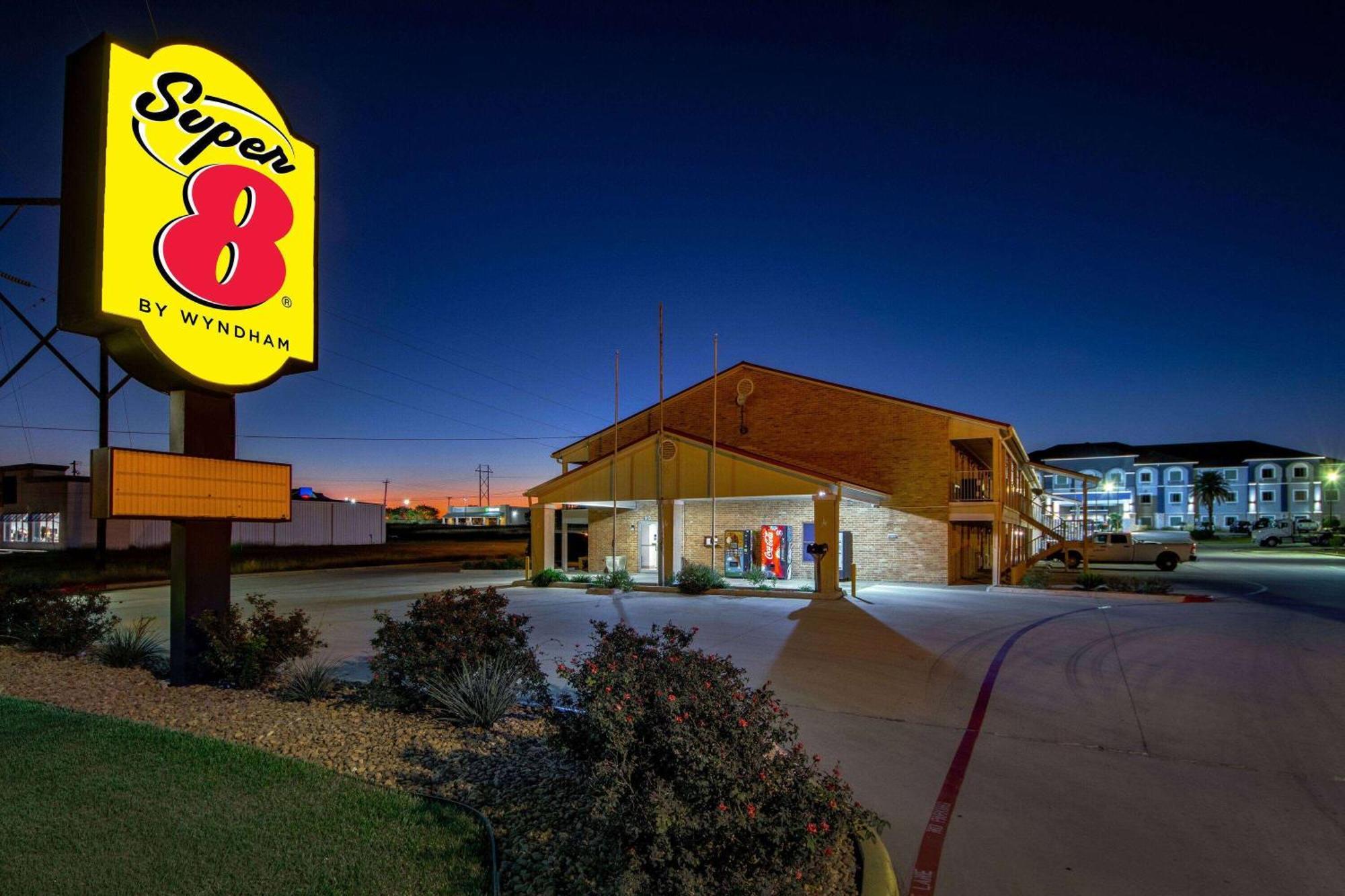 Super 8 By Wyndham Pleasanton Motell Exteriör bild