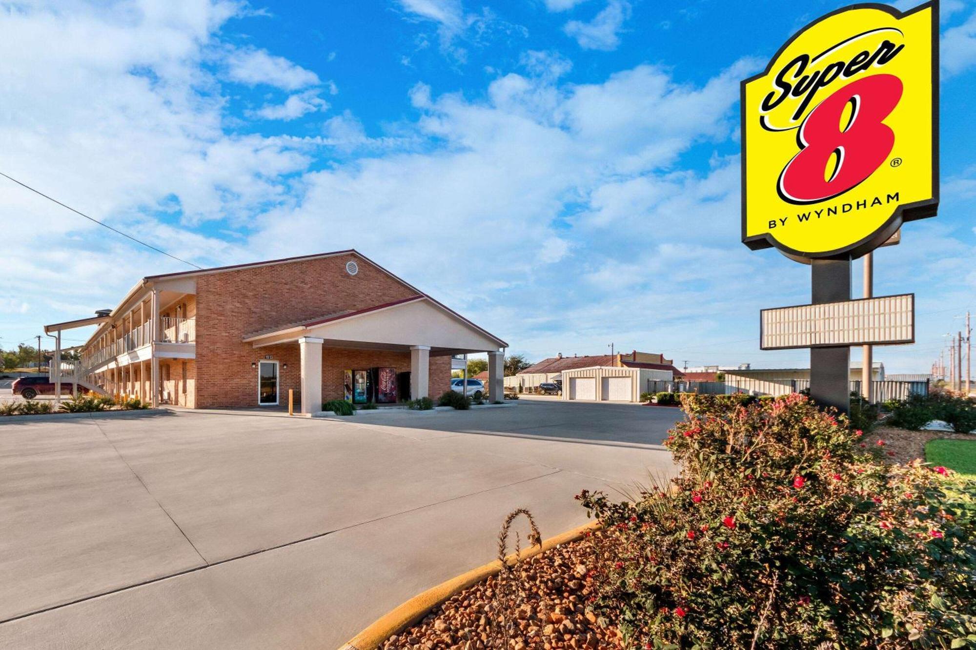 Super 8 By Wyndham Pleasanton Motell Exteriör bild