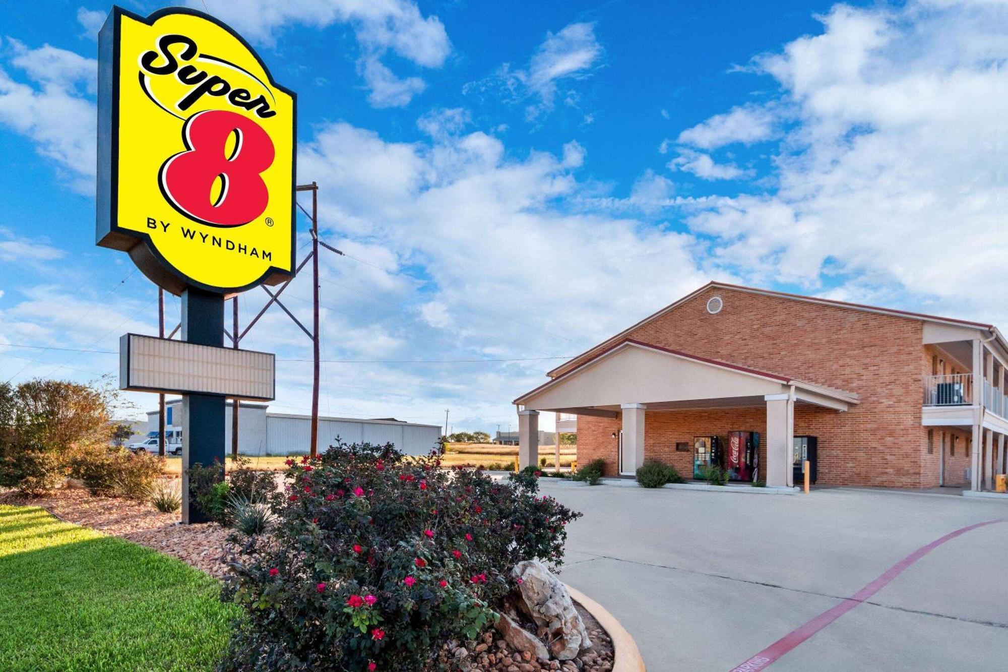 Super 8 By Wyndham Pleasanton Motell Exteriör bild