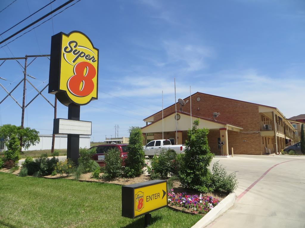 Super 8 By Wyndham Pleasanton Motell Exteriör bild